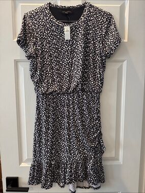 Banana Republic black/White Floral Short Sleeve Dress. Cinched waist. NWT. Small
